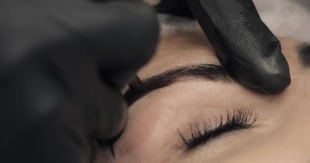 Tatouage permanent des sourcils avec un équipement spécial . — Video