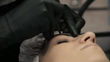 Güzellik uzmanı, uzman sürekli makyaj yapma göz kalemi kalıcı makyaj