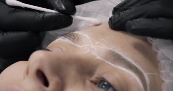 Estetista, specialista di trucco permanente rendendo eyeliner trucco permanente — Video Stock