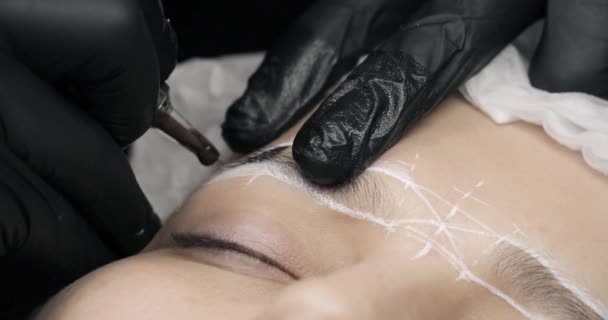 Trucco permanente. Tatuaggio permanente delle sopracciglia. Cosmetologo che applica trucco permanente su sopracciglia-sopracciglio tatuaggio — Video Stock