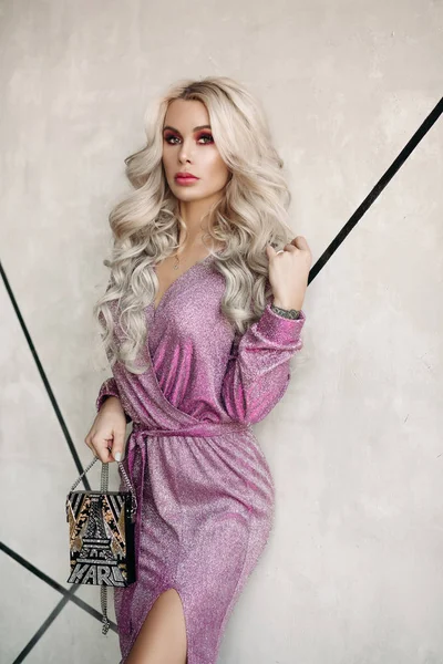 Vacker elegant blond kvinna i rosa klänning. — Stockfoto