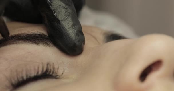 Microblading procedure. Permanente make-up. Schoonheidsspecialist, toepassing van permanente wenkbrauw taptoe in een schoonheidssalon. — Stockvideo