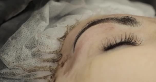 Mikroblading-Verfahren. Kosmetikmeister zeichnet und notiert mit Augenbrauenstift den Kunden zur Korrektur. Nahaufnahme. 4k, 25 fps. — Stockvideo
