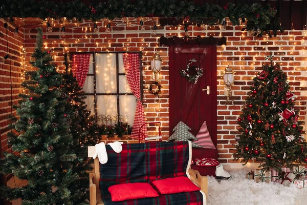 Studio di Natale decorato. Sfondo del muro di mattoni . — Foto Stock