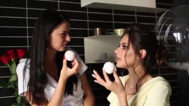 Duygusal olarak mesaj okuma ve smartphone içinde seyir bornoz kadınlarda.