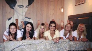 Gelinler mades tavuk parti otelde kutlayan bornoz içinde Grup.