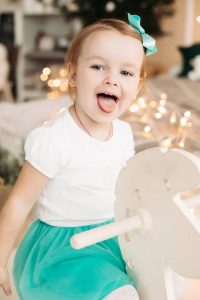 Schattig meisje met strik op hoofd poseren. — Stockfoto