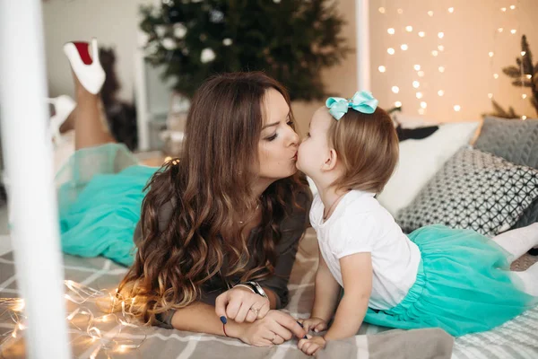 Madre besando a su hija. Concepto de familia, maternidad . —  Fotos de Stock