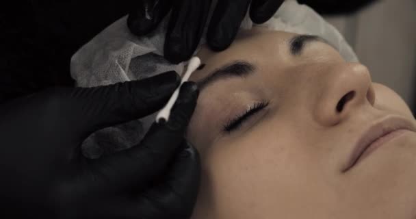 美容师使用永久化妆 永久化妆 — 图库视频影像