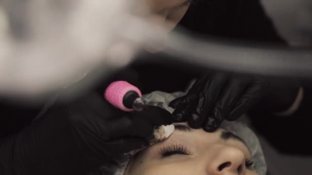 Kosmetikerin, die sich permanent schminkt. Permanentes Make-up. — Stockvideo