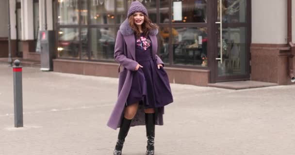 Trendy dame in alle violette en purpere dansen in de straat. — Stockvideo