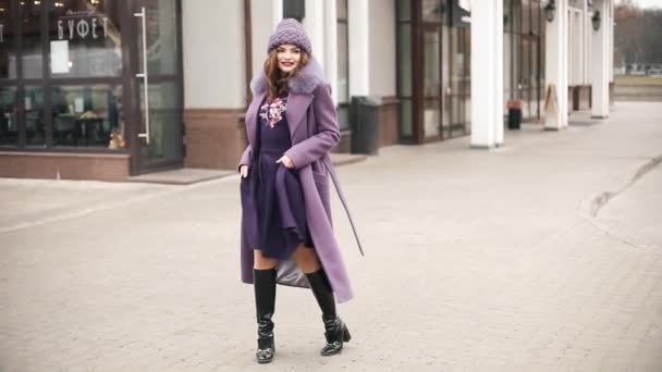 Trendy dame in alle violette en purpere dansen in de straat. — Stockvideo