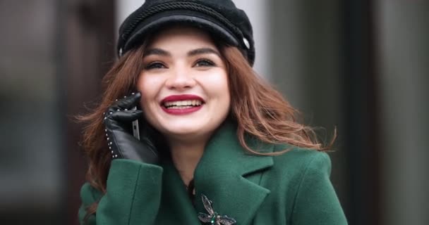 Mujer con estilo en abrigo morado y boina hablando por teléfono en la calle . — Vídeos de Stock