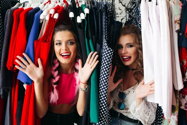 Chicas felices de moda divirtiéndose juntas, pasando tiempo en la tienda . — Foto de Stock