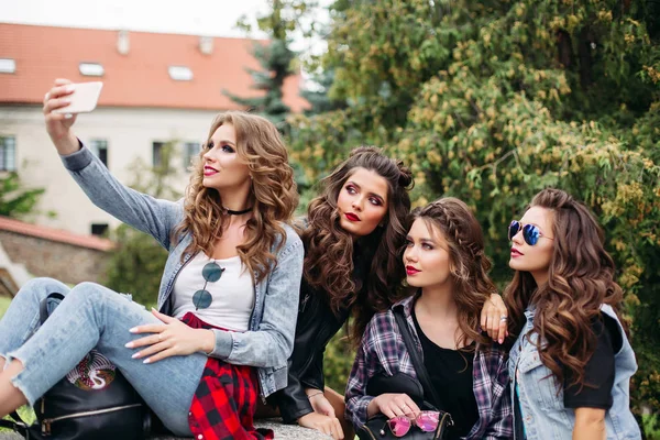 Las señoras a la moda con el peinado tomando selfie al aire libre . — Foto de Stock