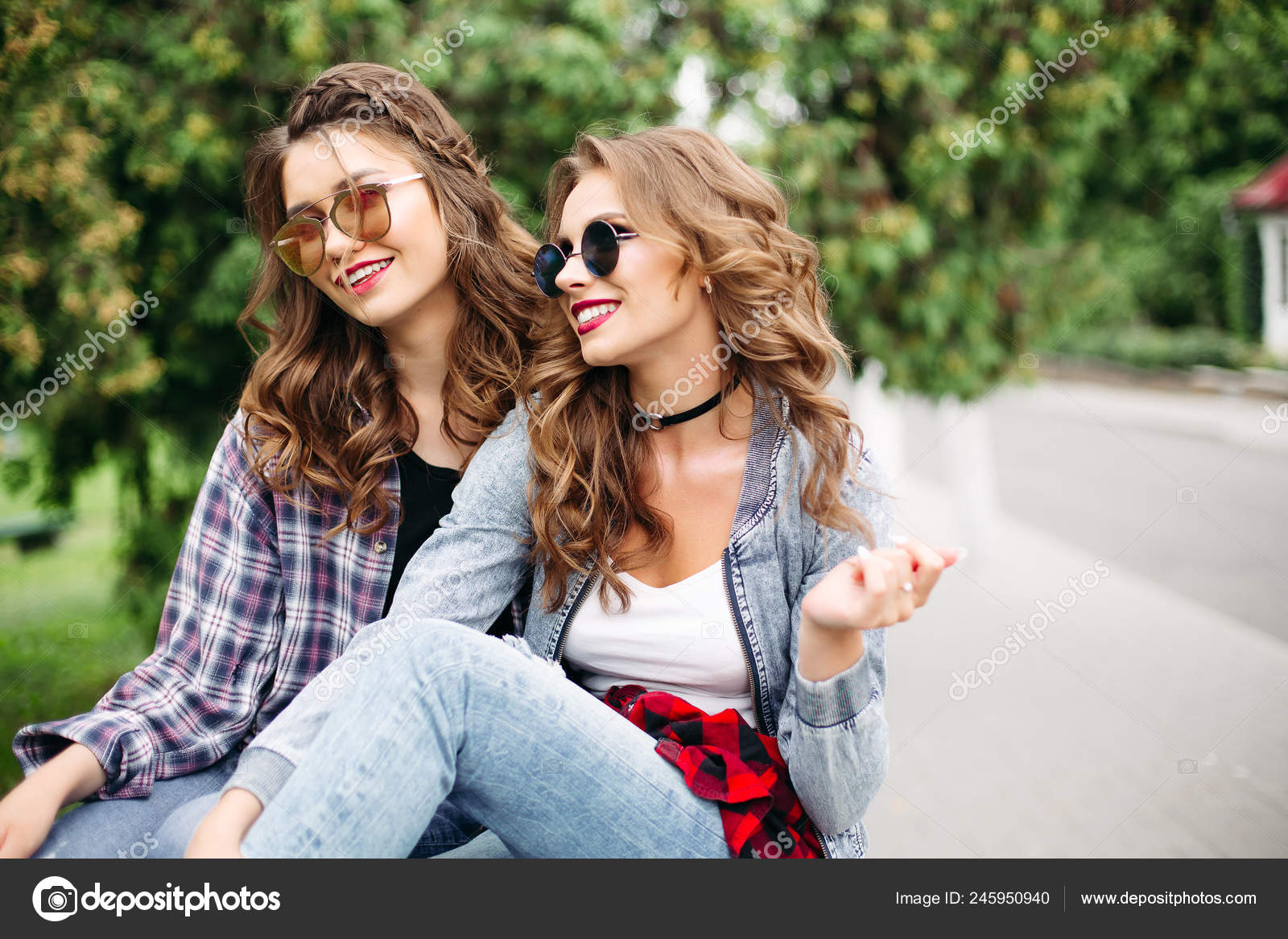 Un par de hermosas chicas adolescentes de moda en gafas de sol en el parque Foto de stock 245950940 studioluckyaa