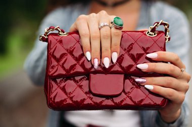 Güzel manikür kırmızı el çantası holding ile moda kadın.