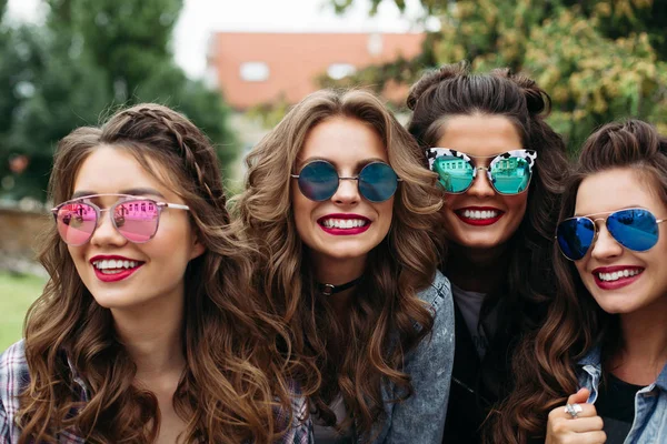Las señoras a la moda con el peinado tomando selfie al aire libre . —  Fotos de Stock