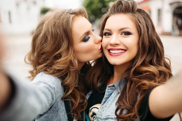 Pretty teen girls with hairstyles and red lips smiling at camera. — Stock Photo, Image