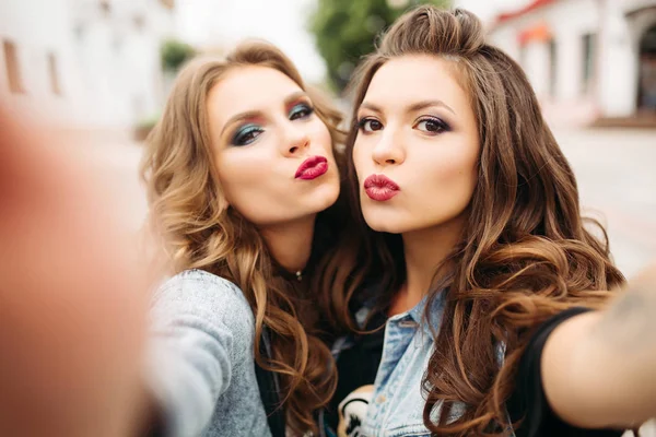 Guapas chicas adolescentes con peinados y labios rojos sonriendo a la cámara . — Foto de Stock