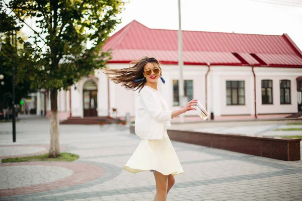 Kameraya bakarak güneş gözlüğü güzel kız.