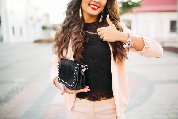 Sorrindo menina demonstrando bolsa com polegar para cima . — Fotografia de Stock