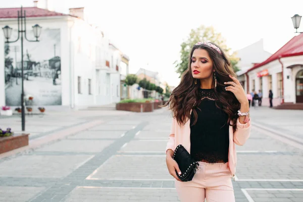 Модные женщины выглядят в розовом свитере и черном топе . — стоковое фото