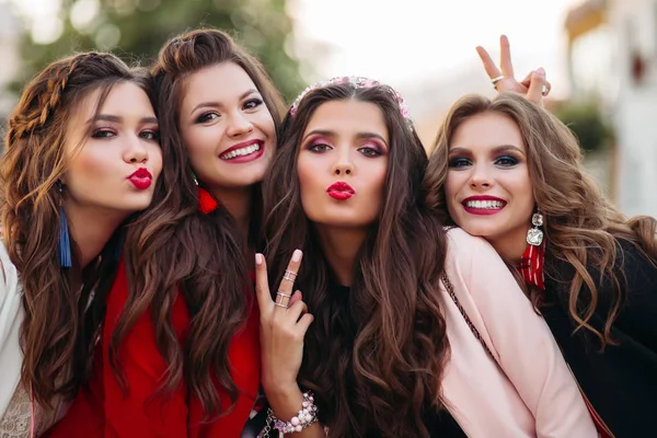 Grupo de hermosas novias sonriendo y haciendo gestos a la cámara . —  Fotos de Stock