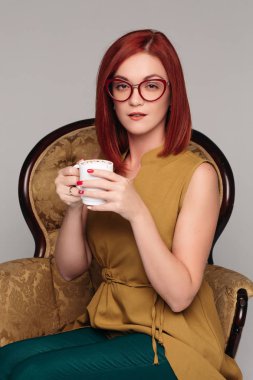 Kestane rengi saçlı güzel lüks kız portresi.