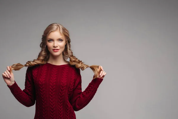 Jovem menina bonita em bordo roupas posando na câmera . — Fotografia de Stock