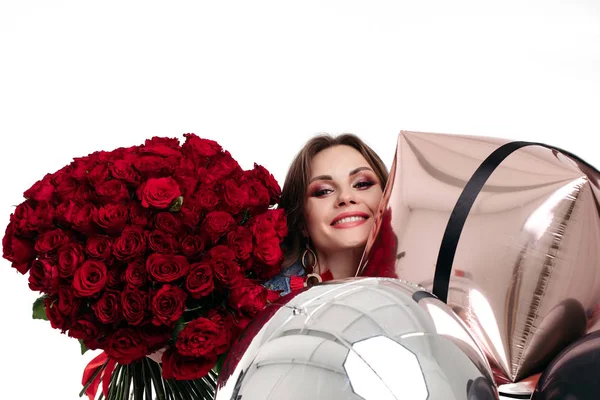 気球と赤いバラの花束を持って、かなり肯定的な女の子を作る. — ストック写真
