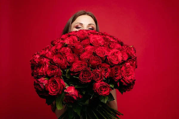 妇女手中的红玫瑰花束的选择性焦点 — 图库照片