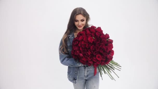 Mulher atraente indo para a câmera com buquê de rosas vermelhas — Vídeo de Stock