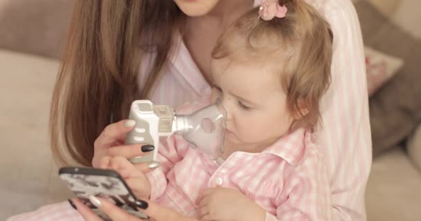 Мать лечит маленькую дочь и заботится о здоровье — стоковое видео