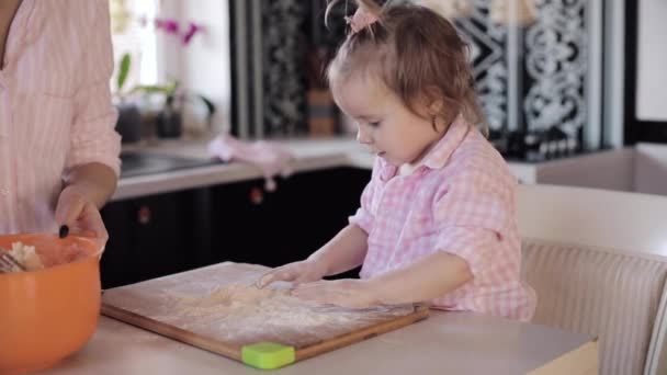Liten flicka matlagning med omtänksam mor på kök — Stockvideo