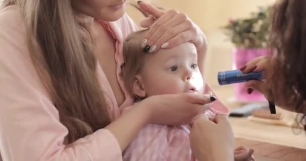 Mujer joven mostrando a su pequeño niño asustado a pediatra . — Vídeo de stock