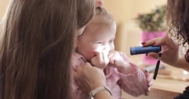 Fiatal nő mutatja őt a gyerek kicsit féltem, hogy gyermekorvos. — Stock videók