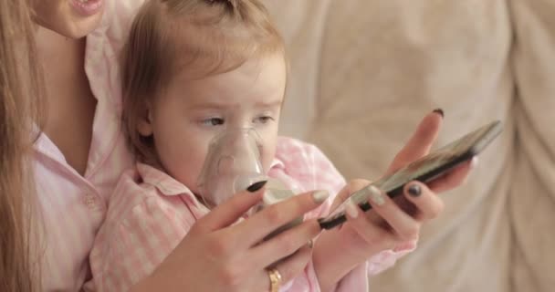 Mère guérir petite fille et se soucier de la santé — Video