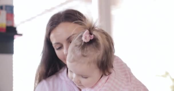 Mãe com filha de pé na cozinha e beber café — Vídeo de Stock