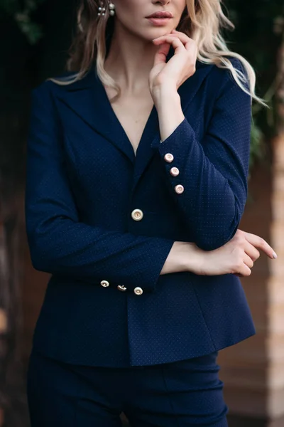 Elegante mujer rubia en traje azul oscuro con botones dorados . —  Fotos de Stock