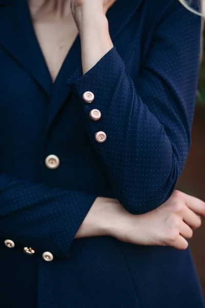 Mulher loira elegante em terno azul escuro com botões de ouro . — Fotografia de Stock