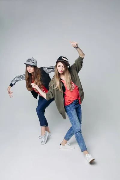 Swag Freundinnen Hipster in stylischer Kleidung und Mützen auf dem Kopf. — Stockfoto