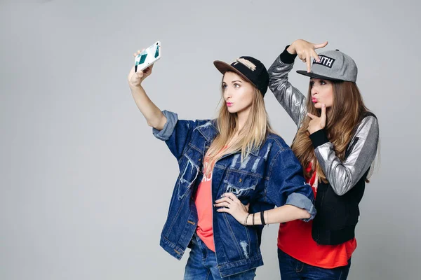 Zwei Swag-Schwestern machen Selbstporträt am Anruftelefon. — Stockfoto