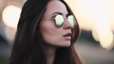 Aynalı güneş gözlüğü uzun saçlı güzel esmer hipster kız.