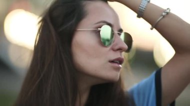 Aynalı güneş gözlüğü uzun saçlı güzel esmer hipster kız.