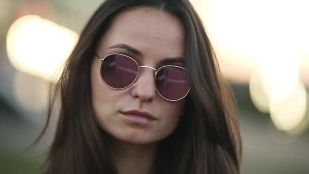 Mooie brunette hipster meisje met lang haar in gespiegelde zonnebrillen. — Stockvideo