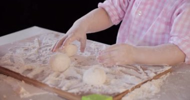 İki çift el hamur ve pişirme topları haddeleme. 