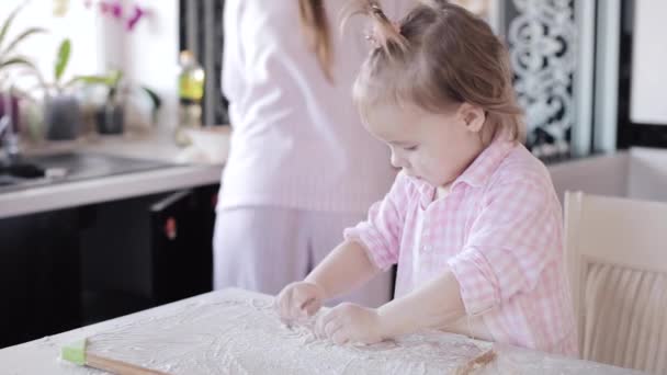 Niña cocinando con madre cariñosa en la cocina — Vídeos de Stock