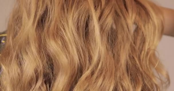 Lockigt stort vitt rött hår rör sig långsamt — Stockvideo