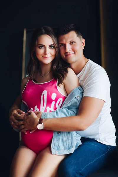 Feliz sorrindo família esperando bebê e posando para a câmera . — Fotografia de Stock